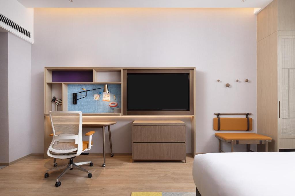 TV a/nebo společenská místnost v ubytování Home2 Suite by Hilton Fuyang Taihe
