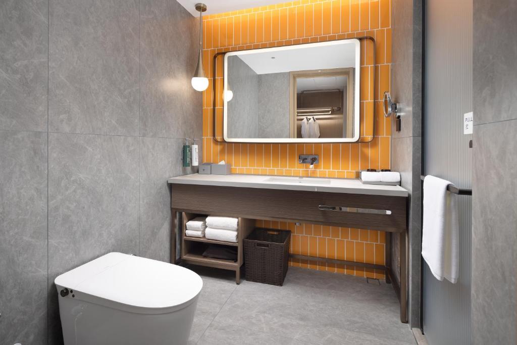 Koupelna v ubytování Home2 Suite by Hilton Fuyang Taihe