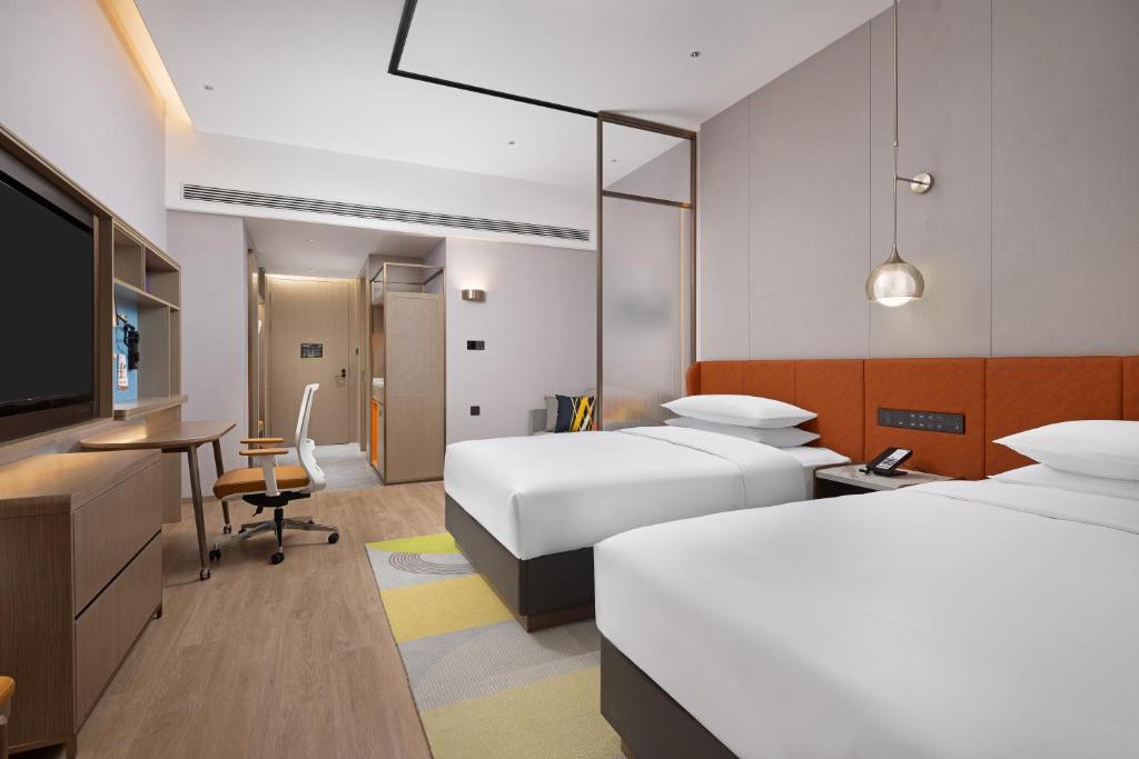 Postel nebo postele na pokoji v ubytování Home2 Suite by Hilton Fuyang Taihe