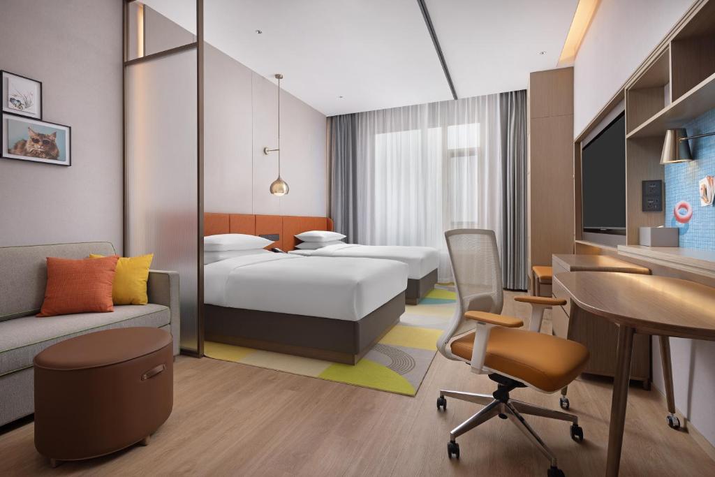 Postel nebo postele na pokoji v ubytování Home2 Suite by Hilton Fuyang Taihe