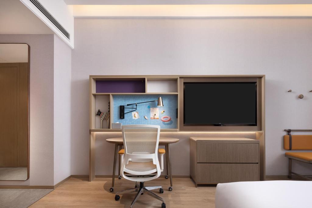 TV a/nebo společenská místnost v ubytování Home2 Suite by Hilton Fuyang Taihe