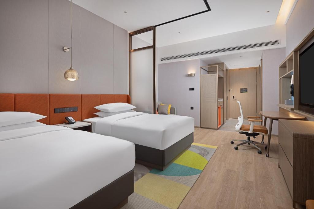 Postel nebo postele na pokoji v ubytování Home2 Suite by Hilton Fuyang Taihe