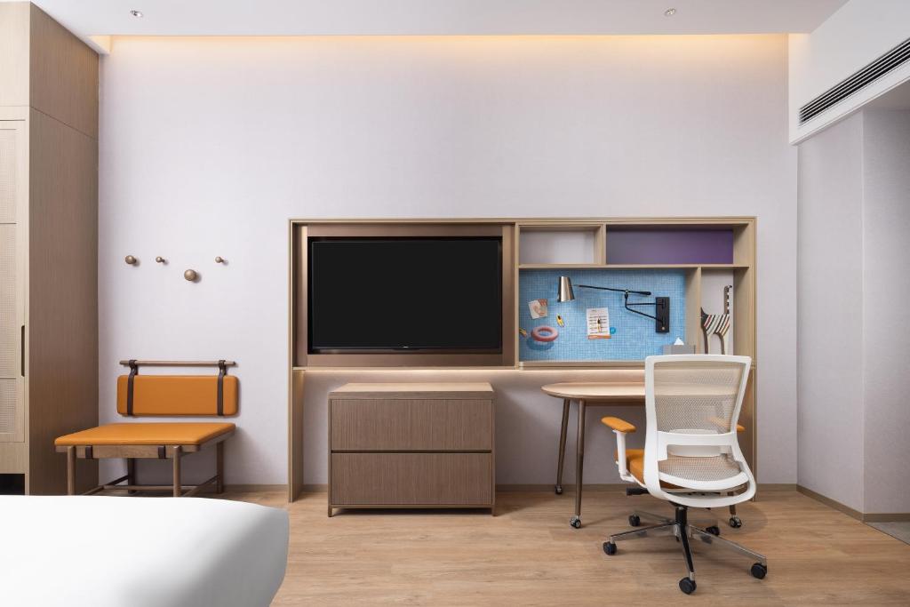 TV a/nebo společenská místnost v ubytování Home2 Suite by Hilton Fuyang Taihe