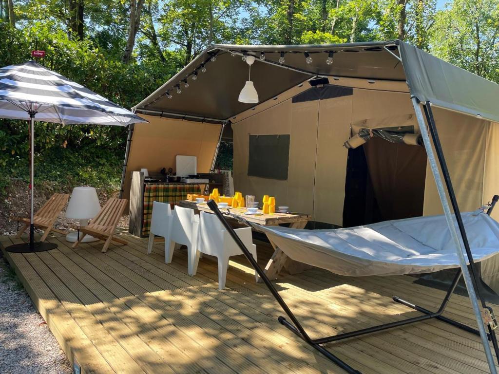 Patio nebo venkovní prostory v ubytování Lodge Holidays - Camping Gajole
