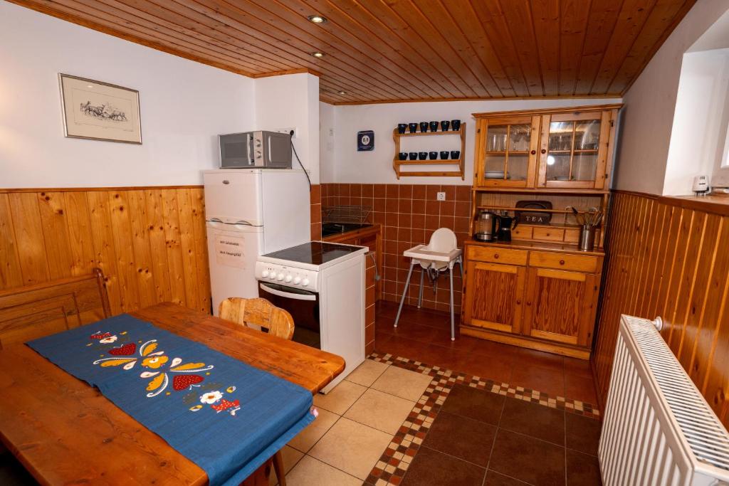 Kuchyň nebo kuchyňský kout v ubytování Szilvásvárad Camping & Apartman