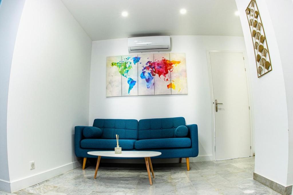 un canapé bleu dans un salon avec une table dans l'établissement Calif76 Family Oasis 6 pers 3Ch Nice Close to Beach, à Nice