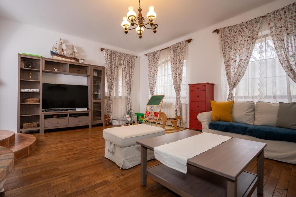 TV a/nebo společenská místnost v ubytování Szilvásvárad Camping & Apartman