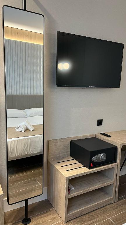TV a/nebo společenská místnost v ubytování Hotel MLC San Sebastian