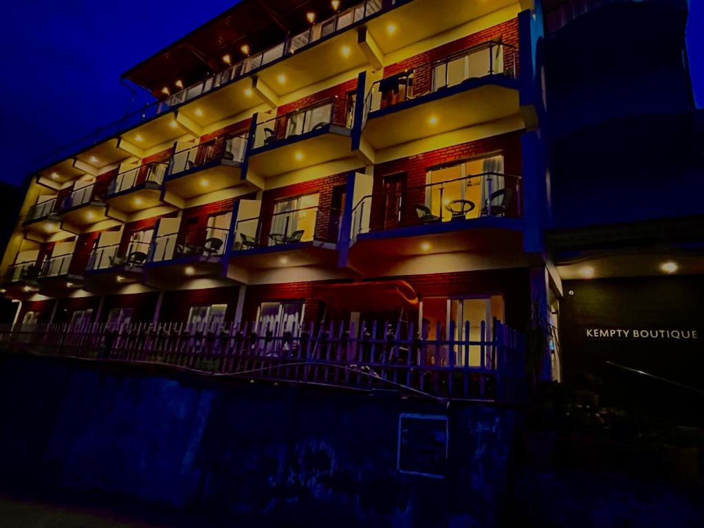 Balkón nebo terasa v ubytování Hotel Kempty Boutique, Mussoorie - A Four Stay Luxury Retreat