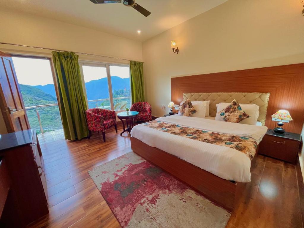 Postel nebo postele na pokoji v ubytování Hotel Kempty Boutique, Mussoorie - A Four Stay Luxury Retreat