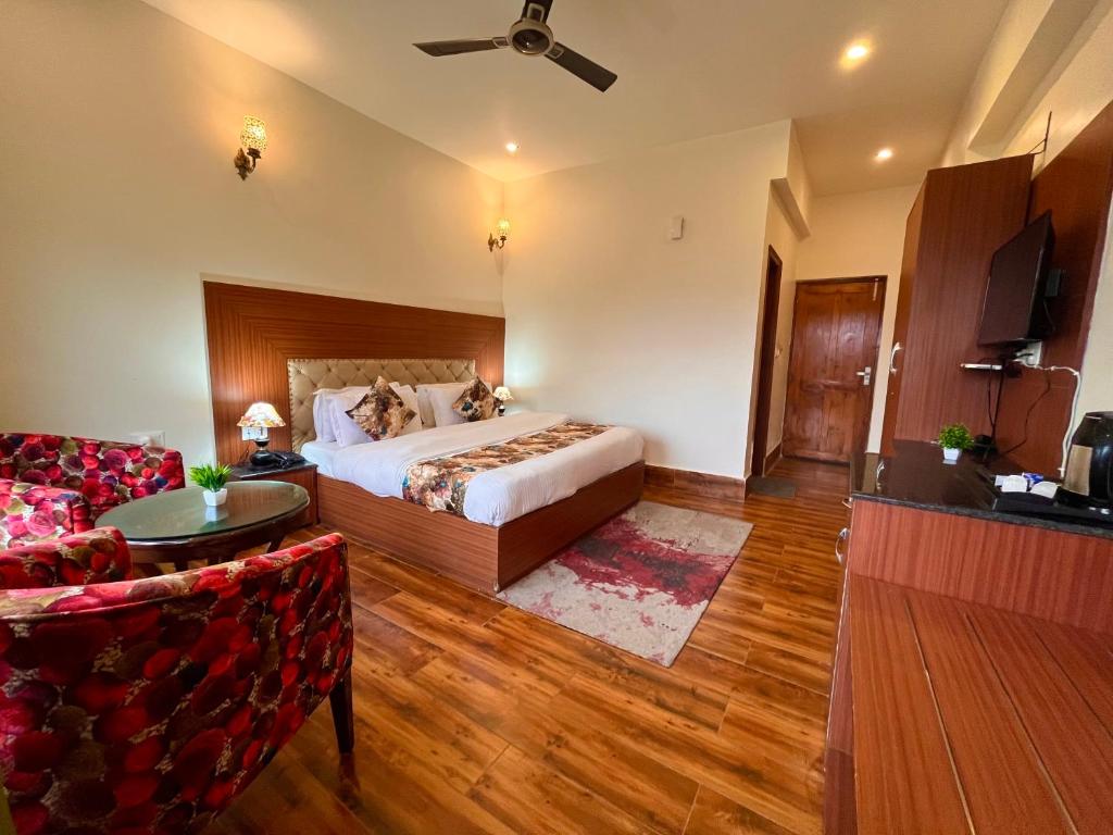 Postel nebo postele na pokoji v ubytování Hotel Kempty Boutique, Mussoorie - A Four Stay Luxury Retreat