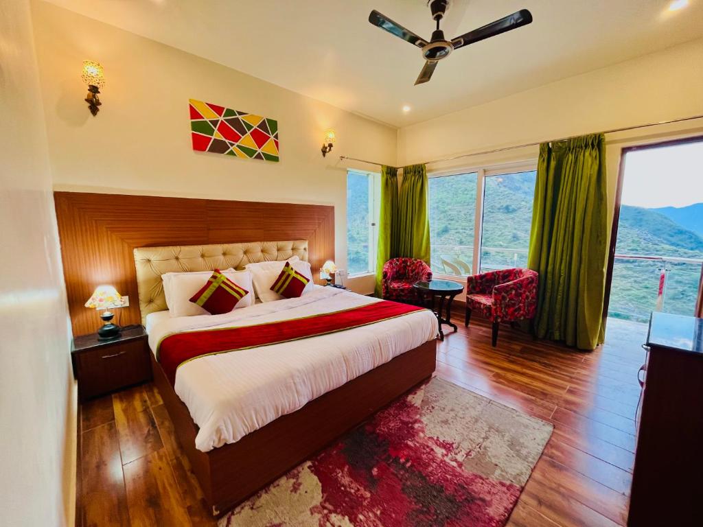 Postel nebo postele na pokoji v ubytování Hotel Kempty Boutique, Mussoorie - A Four Stay Luxury Retreat