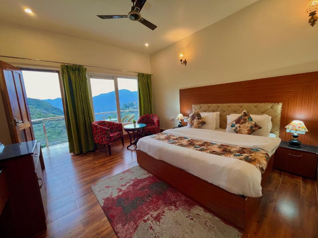 Postel nebo postele na pokoji v ubytování Hotel Kempty Boutique, Mussoorie - A Four Stay Luxury Retreat