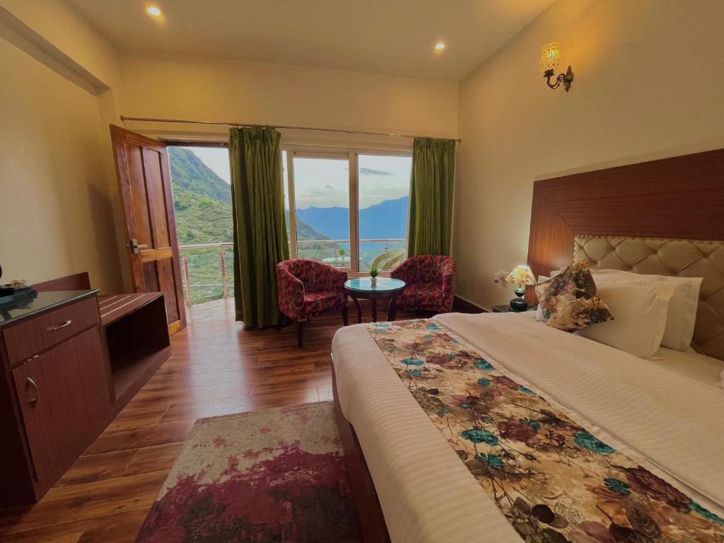 Postel nebo postele na pokoji v ubytování Hotel Kempty Boutique, Mussoorie - A Four Stay Luxury Retreat