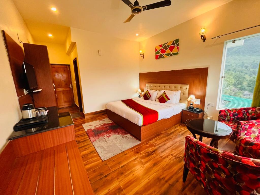 Postel nebo postele na pokoji v ubytování Hotel Kempty Boutique, Mussoorie - A Four Stay Luxury Retreat
