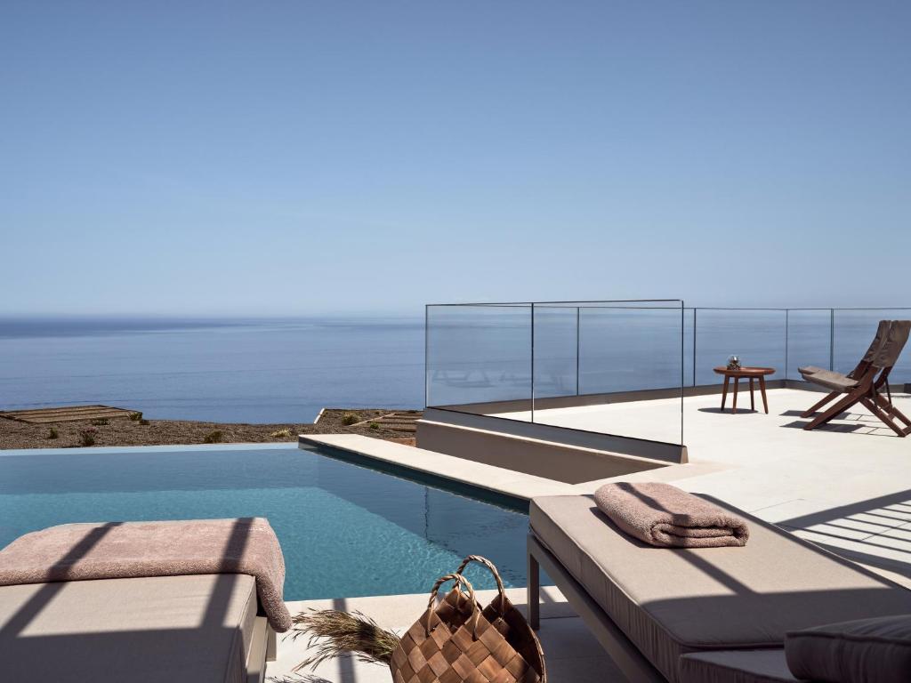 Bazén v ubytování Yoma Cove Suites nebo v jeho okolí
