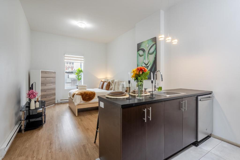 Η κουζίνα ή μικρή κουζίνα στο Cute Studio on Bishop - Hot Spot Dtown MTL