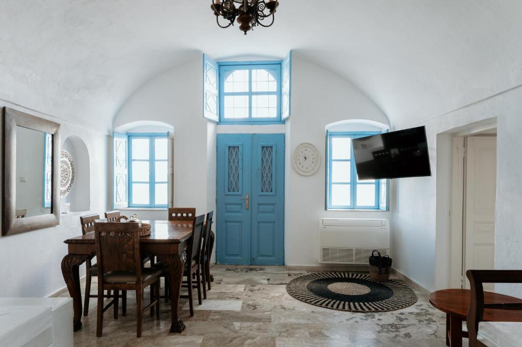 TV a/nebo společenská místnost v ubytování Simantiri Private Villa