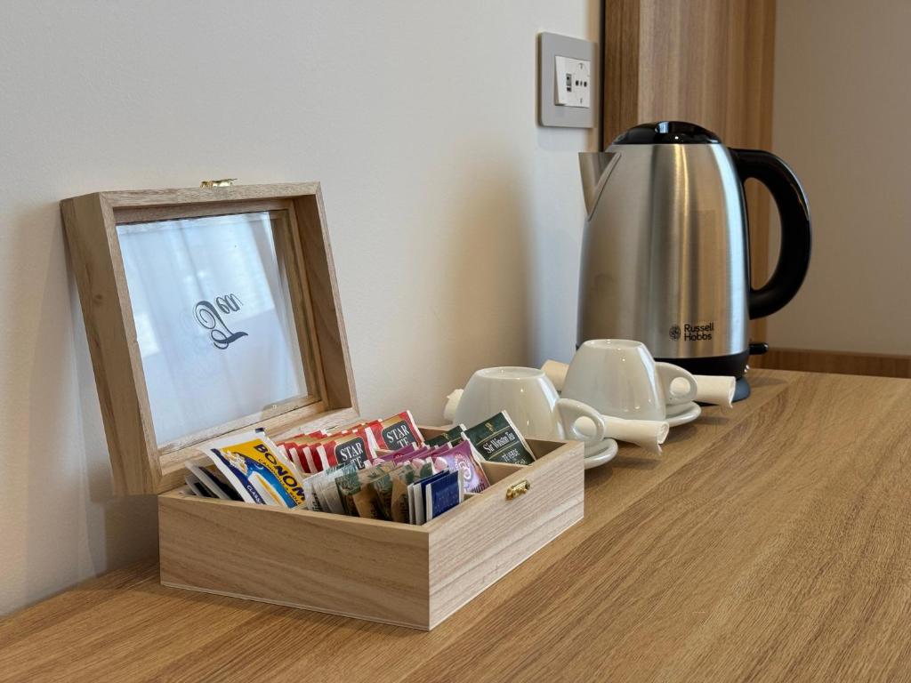 Příslušenství pro přípravu čaje a kávy v ubytování B&B Affittacamere Vecchia Alimini