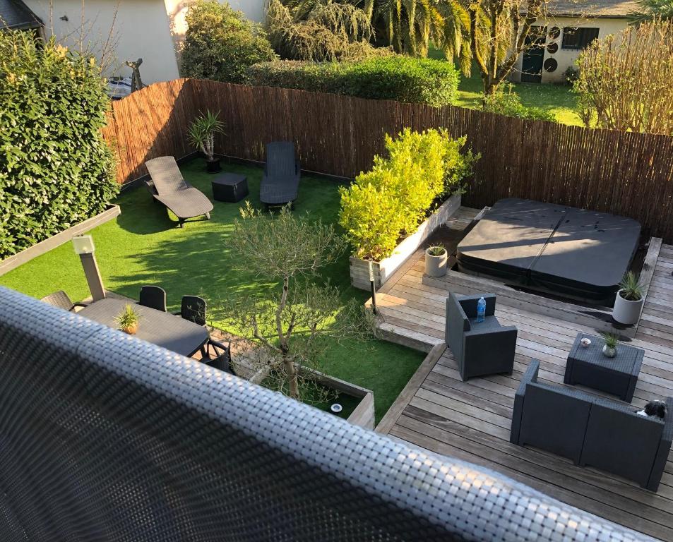 - une vue aérienne sur une arrière-cour avec une terrasse meublée dans l'établissement Gîte de charme le Ty zen Breizh ( 4/6 pers ), à Auray