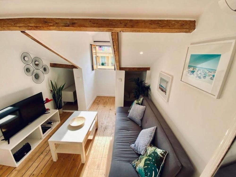 un salon avec un canapé et une table dans l'établissement Guisol 17 Attic cocon Port de Nice, à Nice