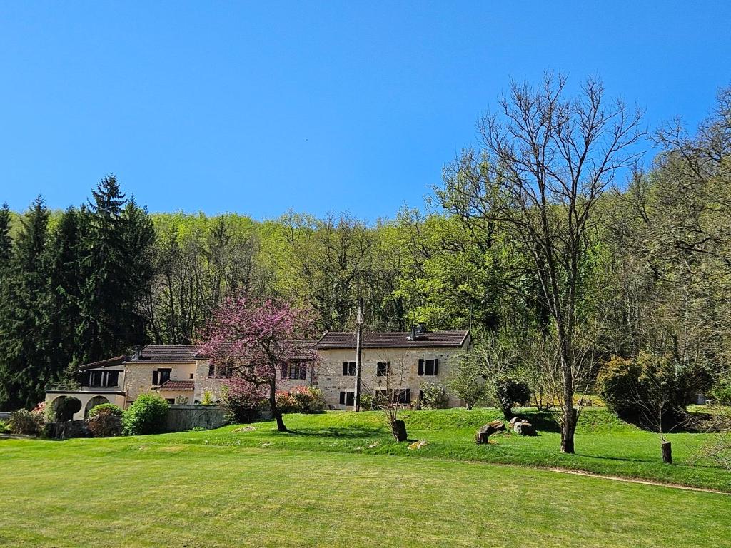 une grande maison dans un champ avec une cour dans l'établissement Font Neuve, à Souillac