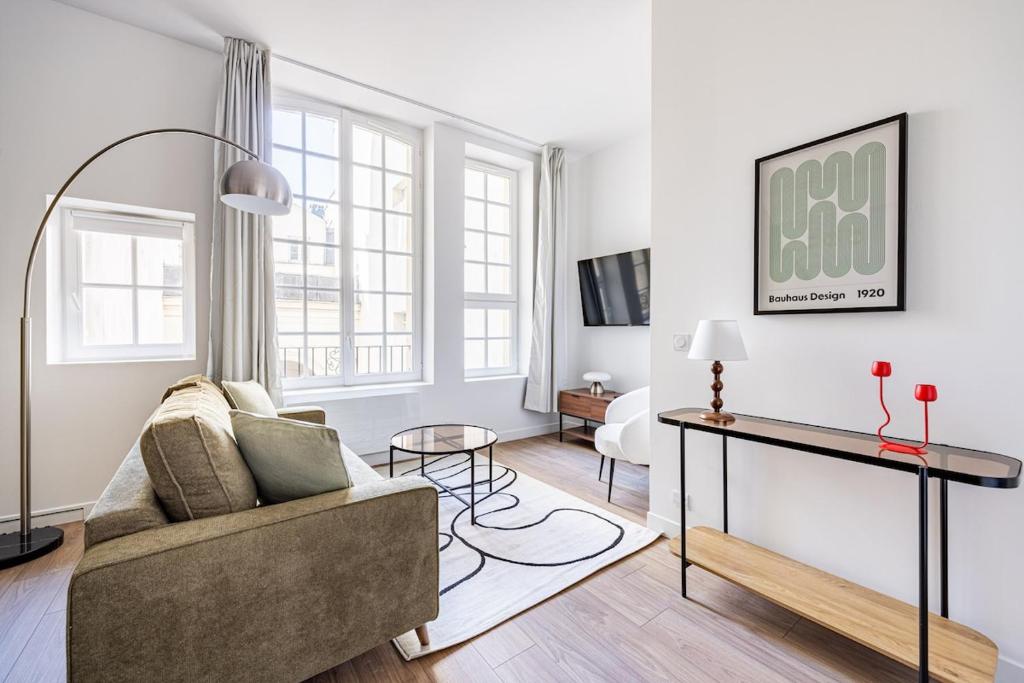 un salon avec un canapé et une table dans l'établissement Apartment 4pers#1BedRoom#Mouffetard#Sorbonne, à Paris