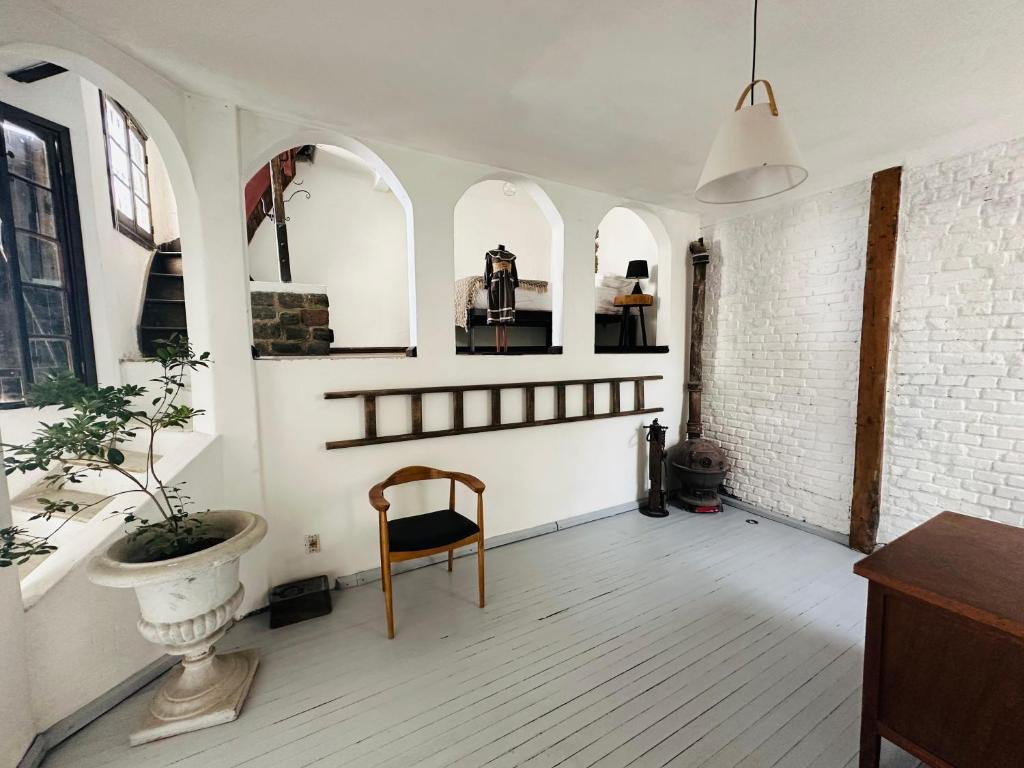 Bello & Reborati في مونتيفيديو: غرفة بها كرسي وطاولة وبعض النوافذ