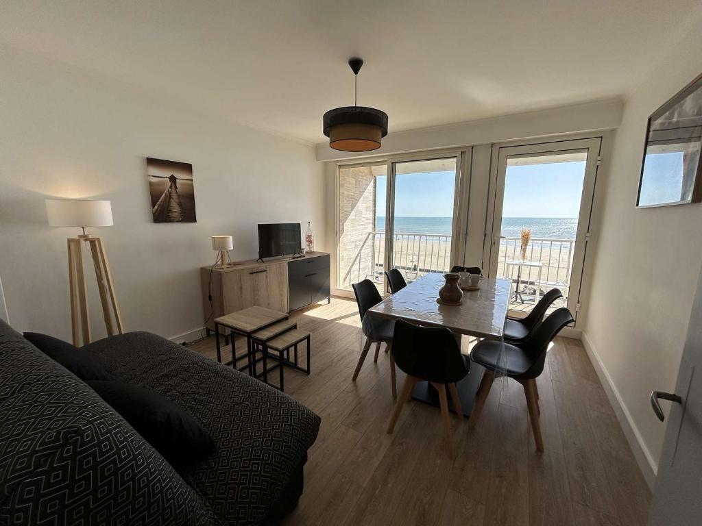 un salon avec une table et des chaises et l'océan dans l'établissement Appart 3 pièces, 2 chambres, 5-6 pers, balcon, garage, Saint-Jean-de-Monts - FR-1-224C-321, à Saint-Jean-de-Monts