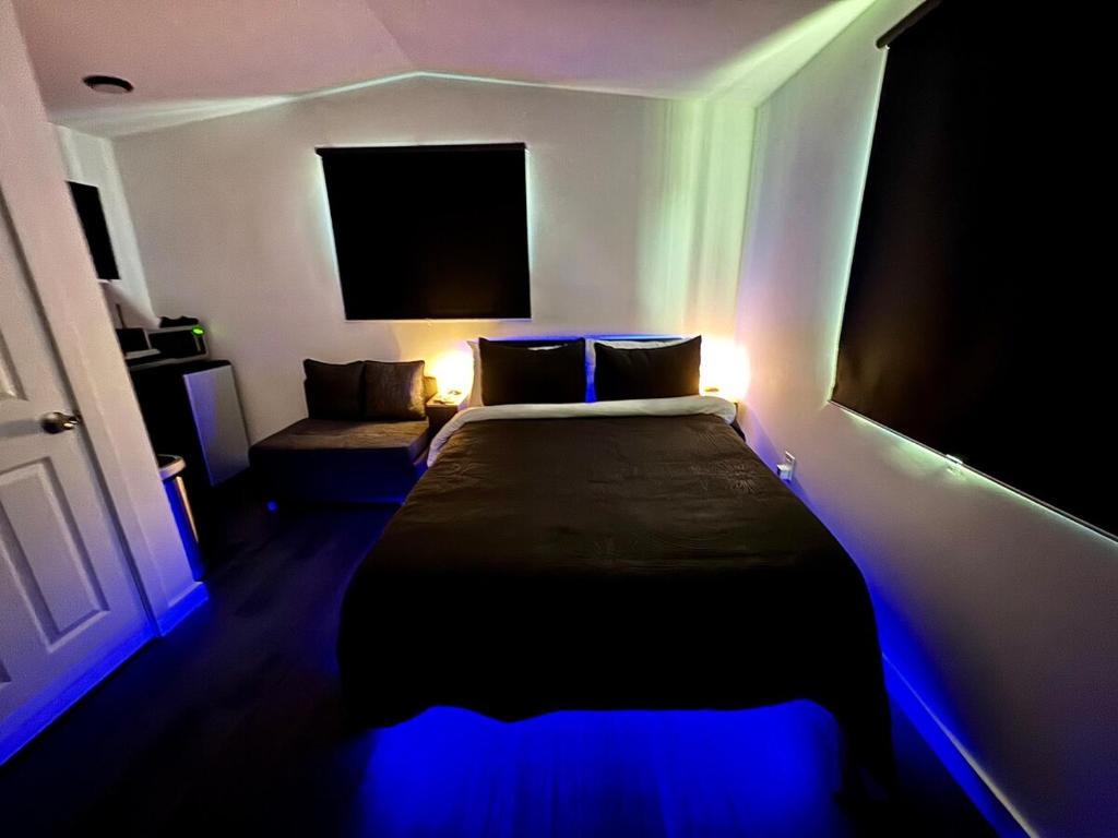 Voodi või voodid majutusasutuse Your Downtown Cozy Studio With Backyard Unit C toas