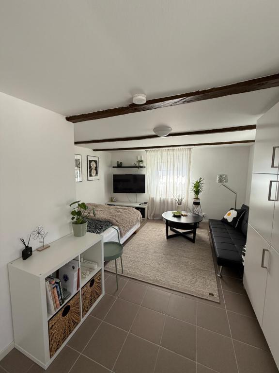 sala de estar con cama y mesa en una habitación en 1st Class Escape, en Kågeröd