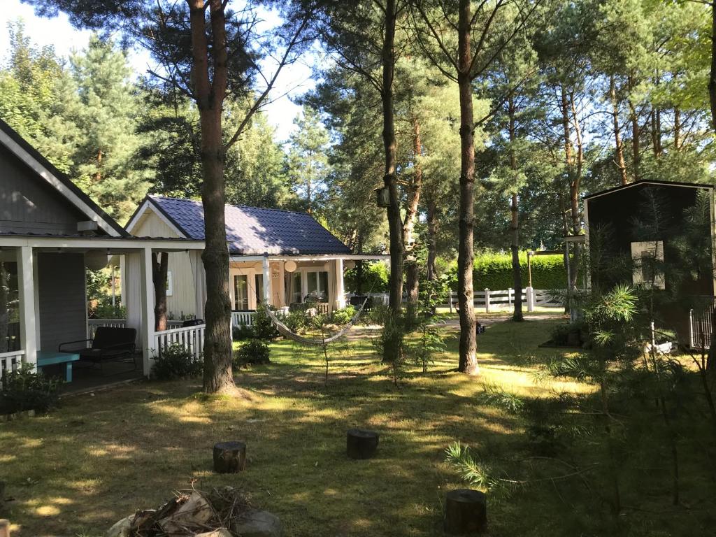 Vonkajšia záhrada v ubytovaní Domki nad morzem Sasino Mojo Miodno Checz