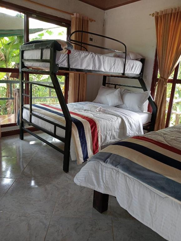 Rúm í herbergi á Curitagua Hotel Campestre