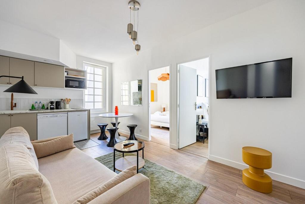 un salon avec un canapé et une cuisine dans l'établissement 2Bedrooms # 4pers # Panthéon # La Sorbonne, à Paris