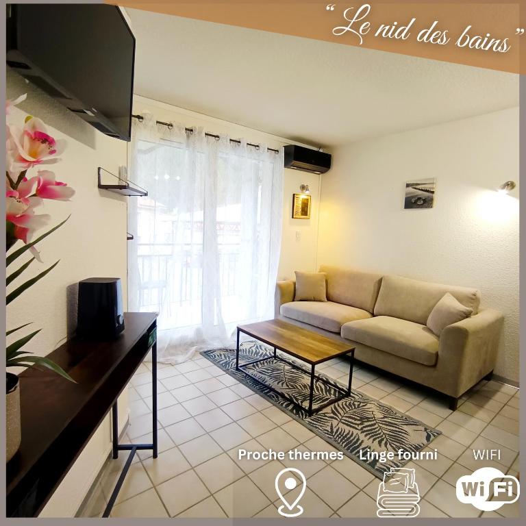 un salon avec un canapé et une table dans l'établissement Le nid des Bains - Climatisé - Piscine partagée, à Digne-Les-Bains