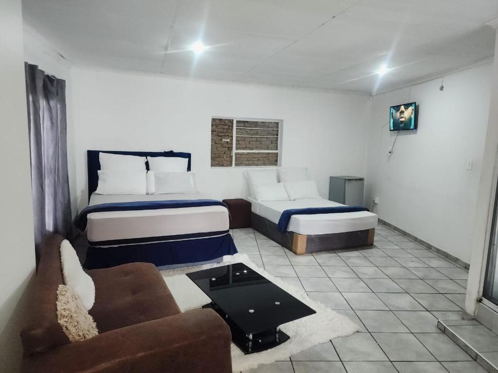 Ένα ή περισσότερα κρεβάτια σε δωμάτιο στο BATO Accommodation