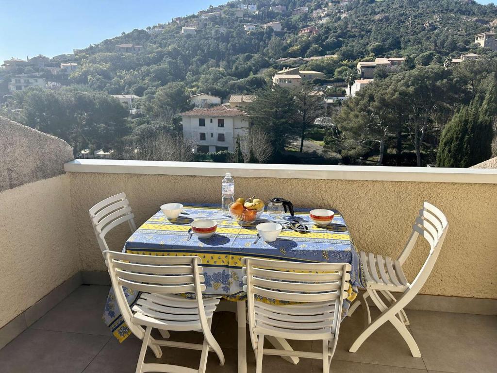 une table et des chaises sur un balcon avec vue dans l'établissement Studio mezzanine climatisé proche plage avec terrasse et parking à Saint-Raphaël - FR-1-226A-162, à Saint-Raphaël