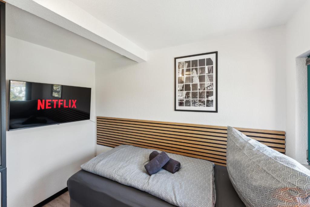 a bedroom with a bed and a tv on a wall at Premium Apartment Naumi 1, Küche, Parkplatz, 3 Bedrooms in Merseburg