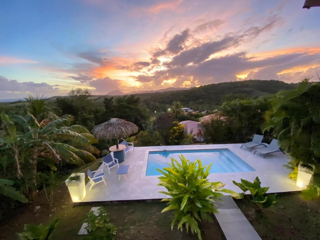 Villa con piscina y puesta de sol en Colibri Villa Sainte Luce, en Sainte-Luce