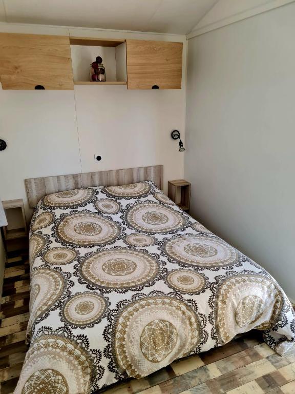 Postel nebo postele na pokoji v ubytování Bungalow familial à la mer