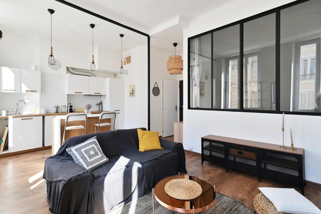 un salon avec un canapé et une table dans l'établissement Decazes 2 Catalans petit nid à proximité de la plage, à Marseille