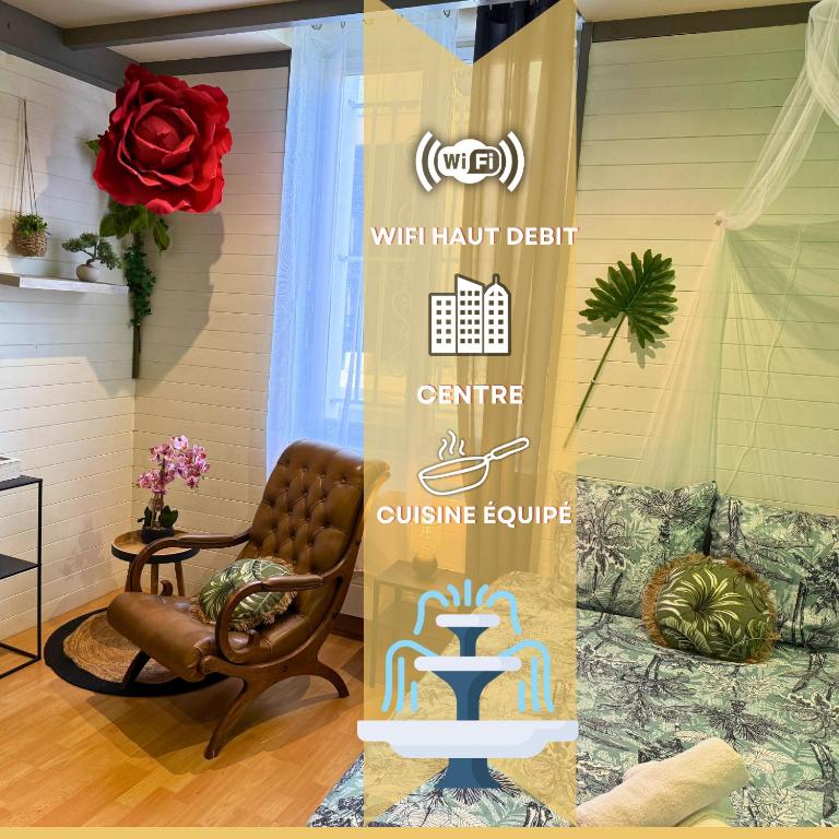 - un panneau dans une chambre avec une chaise et un canapé dans l'établissement Pitchoune - Centre -Wifi - Equipé, à Dax