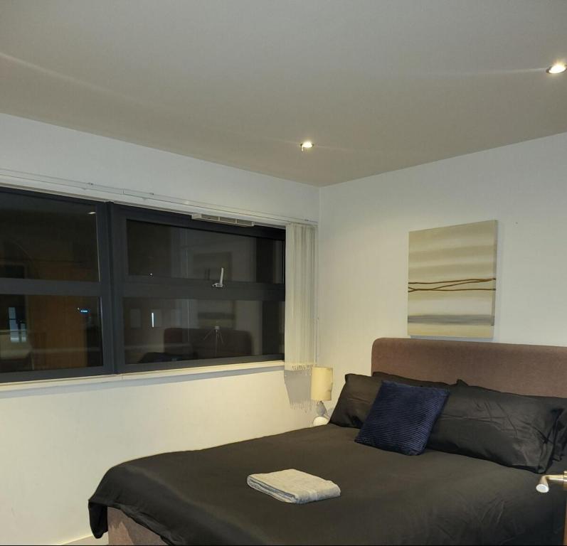 O zonă de relaxare la 1room in shared 2 bedroom apartment R2