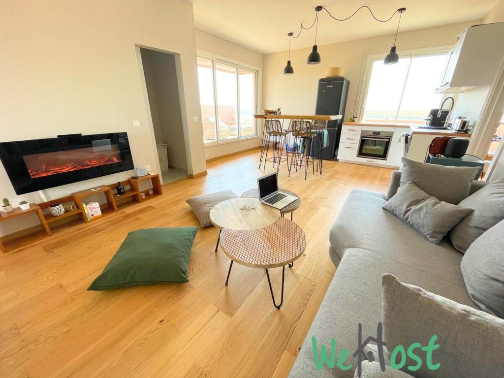 un salon avec un canapé et une table dans l'établissement Marechal Aix en provence Rooftop City Center, à Aix-en-Provence