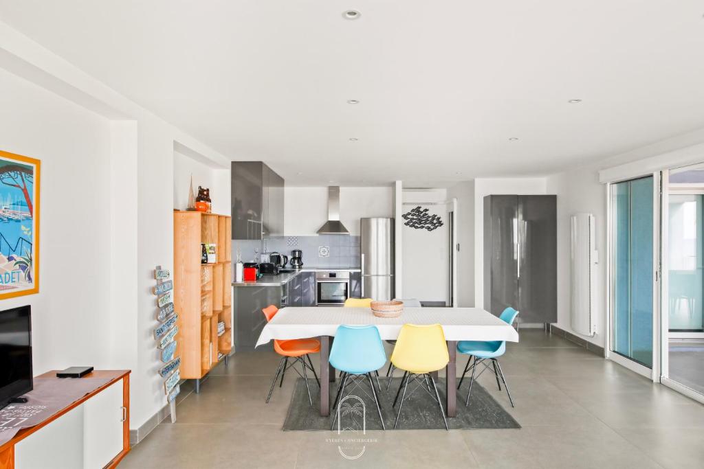 Kuchyň nebo kuchyňský kout v ubytování Villa Antoine Appartement RDJ Vue mer CLiM Wifi parking plage 50m La Garonne