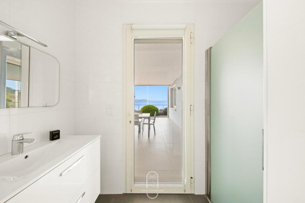 Fotografie z fotogalerie ubytování Villa Antoine Appartement RDJ Vue mer CLiM Wifi parking plage 50m La Garonne v destinaci Le Pradet