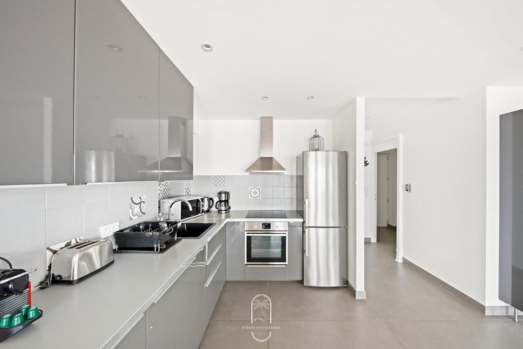 Kuchyň nebo kuchyňský kout v ubytování Villa Antoine Appartement RDJ Vue mer CLiM Wifi parking plage 50m La Garonne