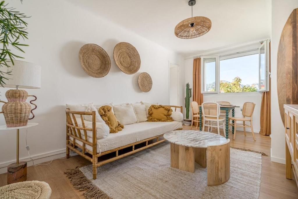 un salon avec un canapé et une table dans l'établissement Pomègues Large bright T3 and design, à Marseille