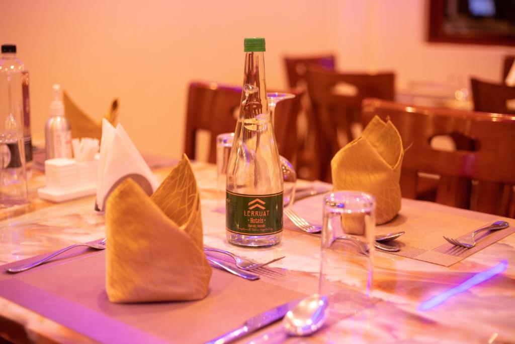Nápoje v ubytování West Lerruat Hotel