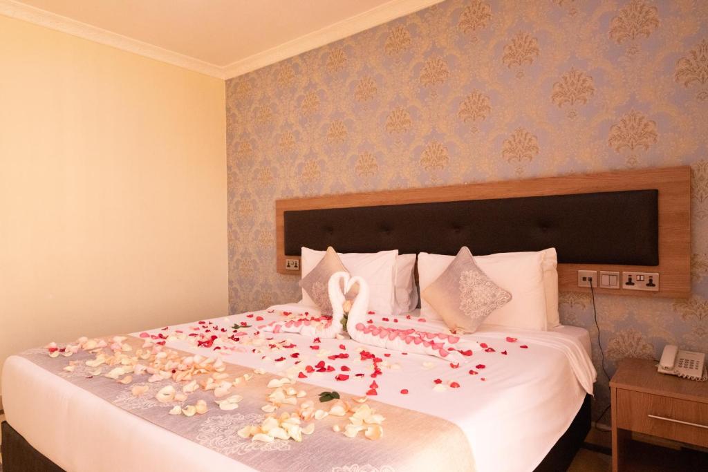 Postel nebo postele na pokoji v ubytování West Lerruat Hotel